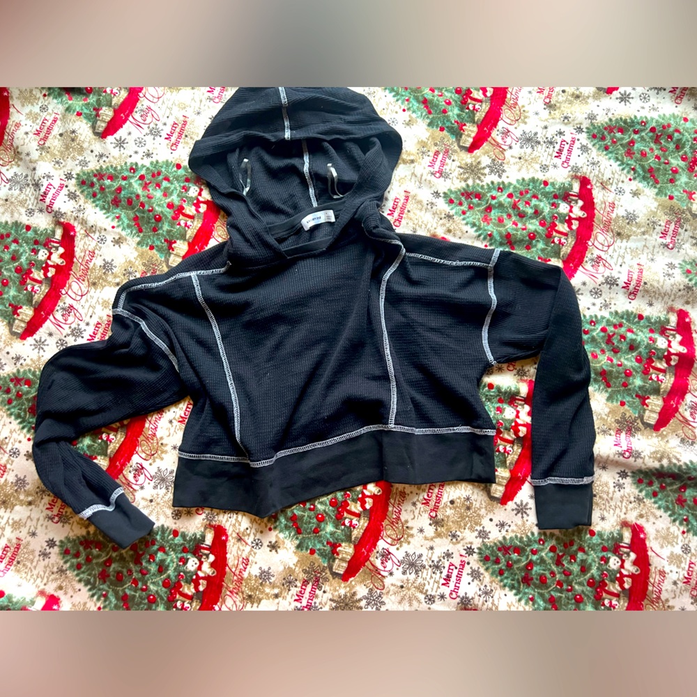 JUNIORS BLACK HOODED CROPPED LONG SLEEVE SHIRT